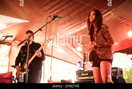 Nadine Shah spielt live auf der Bühne beim Latitude Festival 10th (2015) in Southwold, Suffolk Stockfoto