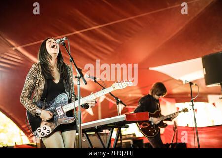 Nadine Shah spielt live auf der Bühne beim Latitude Festival 10th (2015) in Southwold, Suffolk Stockfoto