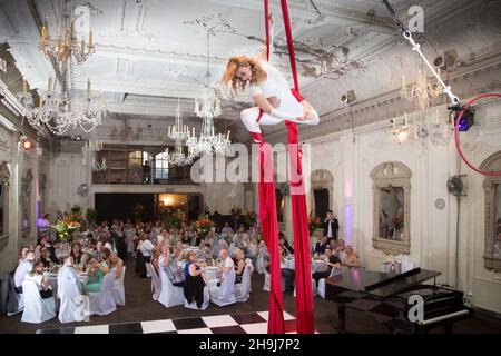 Die aerialistische Performerin Loredana Calzon Schwartz tritt auf einer Party in der Bush Hall in London auf Stockfoto