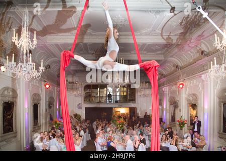 Die aerialistische Performerin Loredana Calzon Schwartz tritt auf einer Party in der Bush Hall in London auf Stockfoto