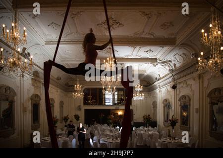 Die aerialistische Performerin Loredana Calzon Schwartz tritt auf einer Party in der Bush Hall in London auf Stockfoto