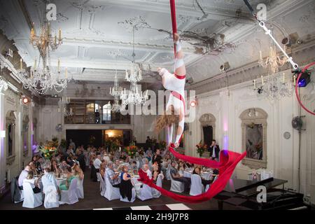 Die aerialistische Performerin Loredana Calzon Schwartz tritt auf einer Party in der Bush Hall in London auf Stockfoto