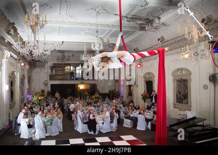 Die aerialistische Performerin Loredana Calzon Schwartz tritt auf einer Party in der Bush Hall in London auf Stockfoto