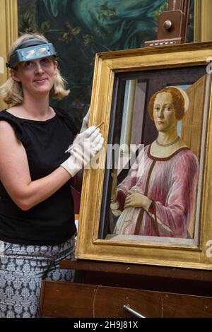 Sandro Botticellis Portrait of a Lady known as Smeralda Bandinelli (c.1470-5) nach einem großen wissenschaftlichen Untersuchungs- und Restaurierungsprojekt. Das Gemälde wird das Zentrum einer neuen Ausstellung sein, Botticelli Reimagined, im Victoria and Albert Museum in London und wird hier von der Konservatorin Clare Richardson präsentiert Stockfoto