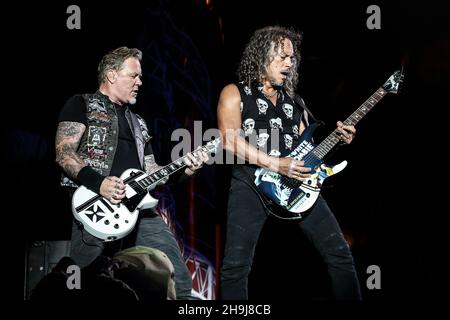 James Hetfield (links) und Kirk Hammett von Metalica headlining the Samstagabend beim 2015 Reading Festival Stockfoto