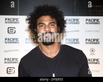 David Haye (ehemaliger Schwergewicht-Champion) posiert für Fotos, während ehemalige und aktuelle Spieler aus der Welt von rubgy und Sport im Curzon Cinema in der Londoner Shaftesbury Avenue eintreffen, um an der Eröffnungsnacht der Pacific Warriors teilzunehmen, die vom Regisseur Adam Perrin über die Kultur des Rugby in Somao und Tonga berichtet wird Stockfoto