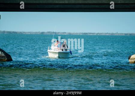 Eine Familie fährt auf einem Boot unter dem Overseas Highway in der Nähe von Big Pine Key, Florida, USA. Stockfoto