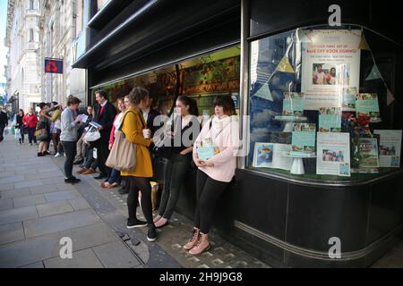 Vor der Picadilly-Niederlassung von Waterstones in London stehen Massen Schlange, bevor sie nach der gestrigen Bekanntgabe des Gewinners ein Buch unterschreiben. Stockfoto