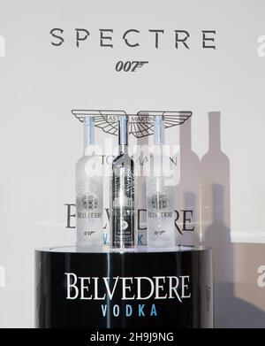 Bei einer Sonderausstellung von Spectre, dem neuen Bond-Film, am Tag nach seiner Veröffentlichung im Mayfair Curzon in London, gesponsert von Belvedere Vodka und Aston Martin Stockfoto