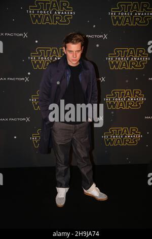 Der Designer Jonathan Anderson kommt bei der Star Wars: Fashion Finds The Force-Präsentation im Old Selfridges Hotel, London, an. Zehn Londoner Designer präsentieren Designer-Looks, die von Star Wars: The Force Awakens inspiriert wurden, zur Unterstützung der Great Ormond St Hospital Children's Charity Stockfoto