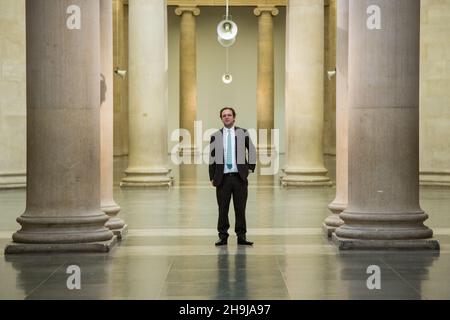 Alex Farquharson, neuer Direktor der Tate Britain, posiert für Pressefotos in der Tate Britain Galerie. Alex war zuvor Gründungsdirektor von Nottingham Contemporary und ein etablierter Kurator für britische Kunst. Zitat: „Ich freue mich, Tate als Direktor der Tate Britain beizutreten. Als Heimat von 500 Jahren britischer Kunst hat die Tate Britain eine einzigartige und faszinierende Position im kulturellen Leben der Nation. Ich freue mich auf die Zusammenarbeit mit einem hochqualifizierten und erfahrenen Kuratorenteam, um diese Geschichte mit Publikum aller Art zu teilen.“ Stockfoto