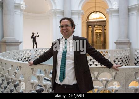 Alex Farquharson, neuer Direktor der Tate Britain, posiert für Pressefotos in der Tate Britain Galerie. Alex war zuvor Gründungsdirektor von Nottingham Contemporary und ein etablierter Kurator für britische Kunst. Zitat: „Ich freue mich, Tate als Direktor der Tate Britain beizutreten. Als Heimat von 500 Jahren britischer Kunst hat die Tate Britain eine einzigartige und faszinierende Position im kulturellen Leben der Nation. Ich freue mich auf die Zusammenarbeit mit einem hochqualifizierten und erfahrenen Kuratorenteam, um diese Geschichte mit Publikum aller Art zu teilen.“ Stockfoto