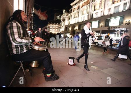 Don Goes, abgebildet auf der Oxford Street in London, Teil einer Serie namens Buskers of London Don, die von der Photographers' Gallery als Instagram-Übernahme veröffentlicht wurde Stockfoto