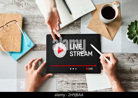 Live-Stream überträgt oder empfängt Video- und Audiodaten über das Internet. Digitales Marketing- und Werbekonzept. Stockfoto