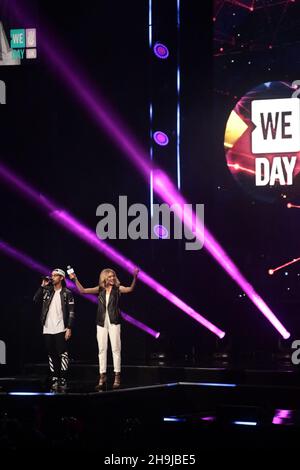 Bluey Robinson und Marlee Matlin auf der Bühne am 2016 We Day