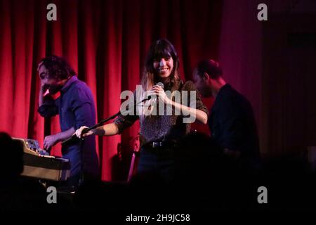 Lou Doillon, Tochter von Jane Birkin und dem französischen Filmregisseur Jacques Doillon und zuvor das Gesicht von Givenchy, tritt mit ihrer Band beim ersten Tag ihrer neuen Tournee in der Bush Hall in London live auf Stockfoto