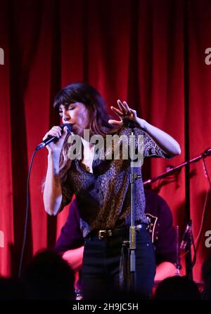 Lou Doillon, Tochter von Jane Birkin und dem französischen Filmregisseur Jacques Doillon und zuvor das Gesicht von Givenchy, tritt mit ihrer Band beim ersten Tag ihrer neuen Tournee in der Bush Hall in London live auf Stockfoto