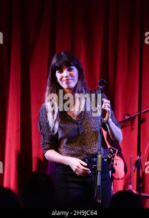 Lou Doillon, Tochter von Jane Birkin und dem französischen Filmregisseur Jacques Doillon und zuvor das Gesicht von Givenchy, tritt mit ihrer Band beim ersten Tag ihrer neuen Tournee in der Bush Hall in London live auf Stockfoto