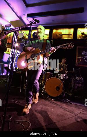 Travis trat im Hard Rock Cafe London auf die Bühne und performte ihre größten Hits sowie neues Material von ihrem neuesten Album Everything auf einmal, im letzten Absolute Radio Session Gig. Stockfoto