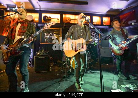 Travis trat im Hard Rock Cafe London auf die Bühne und performte ihre größten Hits sowie neues Material von ihrem neuesten Album Everything auf einmal, im letzten Absolute Radio Session Gig. Stockfoto