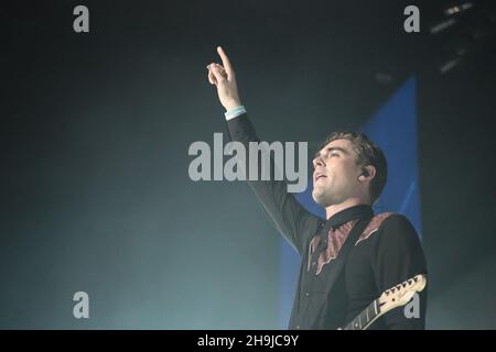 Charlie Simpson von Busted spielt live auf der Bühne in der SSE Wembley Arena am Eröffnungsabend ihrer Pigs Can Fly Tour, ihrem ersten Gig seit 2005 Stockfoto