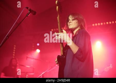 Cate le Bon und ihre Band treten live auf der Bühne im Oval Space in London auf, um ihr neues Album Crab Day zu promoten Stockfoto