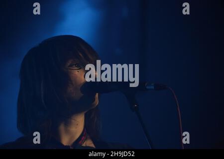 Cate le Bon und ihre Band treten live auf der Bühne im Oval Space in London auf, um ihr neues Album Crab Day zu promoten Stockfoto