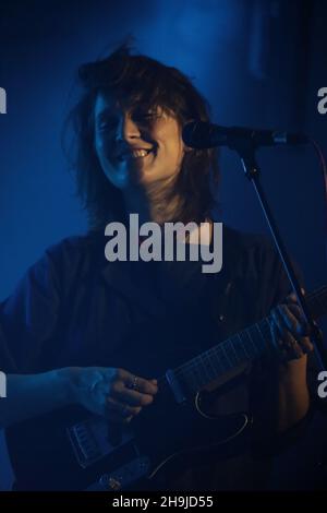 Cate le Bon und ihre Band treten live auf der Bühne im Oval Space in London auf, um ihr neues Album Crab Day zu promoten Stockfoto