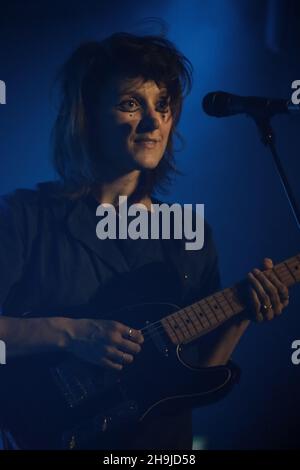 Cate le Bon und ihre Band treten live auf der Bühne im Oval Space in London auf, um ihr neues Album Crab Day zu promoten Stockfoto