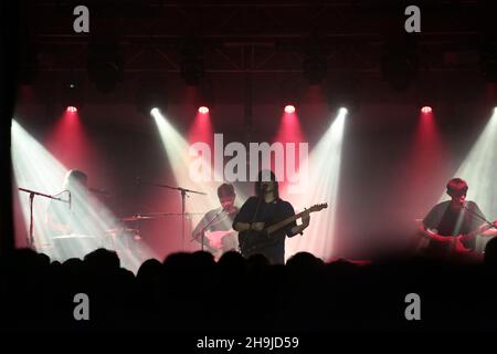 Cate le Bon und ihre Band treten live auf der Bühne im Oval Space in London auf, um ihr neues Album Crab Day zu promoten Stockfoto