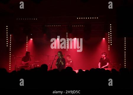 Cate le Bon und ihre Band treten live auf der Bühne im Oval Space in London auf, um ihr neues Album Crab Day zu promoten Stockfoto