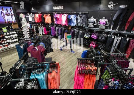 Blick in das DW-Sportgeschäft in Manchester. Aus einer Reihe allgemeiner Ansichten des DW-Sportladens im Arndale Center in Manchester rund um die Einführung des neuen Nike Mercurial Fußballschuhs. Stockfoto