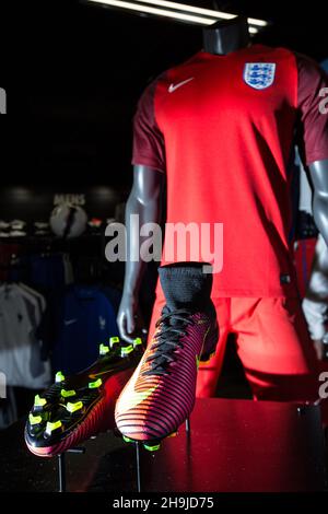 Blick in den DW-Sportshop in Manchester, der das England-Trikot vor der Europameisterschaft 2016 zeigt. Aus einer Reihe allgemeiner Ansichten des DW-Sportladens im Arndale Center in Manchester rund um die Einführung des neuen Nike Mercurial Fußballschuhs. Stockfoto