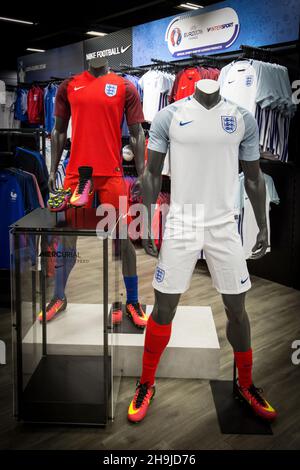 Blick in den DW-Sportshop in Manchester, der das England-Trikot vor der Europameisterschaft 2016 zeigt. Aus einer Reihe allgemeiner Ansichten des DW-Sportladens im Arndale Center in Manchester rund um die Einführung des neuen Nike Mercurial Fußballschuhs. Stockfoto