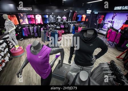 Blick in das DW-Sportgeschäft in Manchester. Aus einer Reihe allgemeiner Ansichten des DW-Sportladens im Arndale Center in Manchester rund um die Einführung des neuen Nike Mercurial Fußballschuhs. Stockfoto