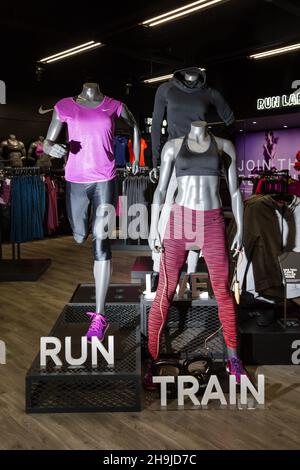 Blick in das DW-Sportgeschäft in Manchester. Aus einer Reihe allgemeiner Ansichten des DW-Sportladens im Arndale Center in Manchester rund um die Einführung des neuen Nike Mercurial Fußballschuhs. Stockfoto