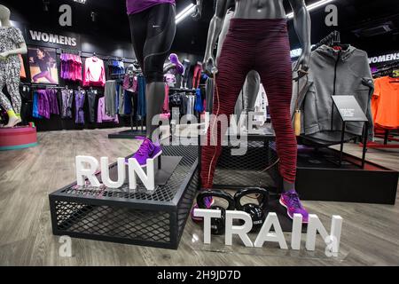 Blick in das DW-Sportgeschäft in Manchester. Aus einer Reihe allgemeiner Ansichten des DW-Sportladens im Arndale Center in Manchester rund um die Einführung des neuen Nike Mercurial Fußballschuhs. Stockfoto