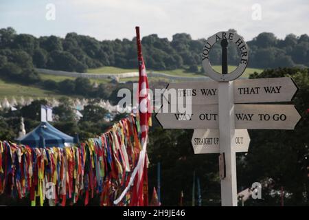 Ein Wegweiser im Kidz-Bühnenbereich bei Glastonbury 2016 mit Blick auf Yaerts und die Festivalbarriere im Hintergrund. Aus einer Serie von Fotos, die am Tag (Mittwoch) aufgenommen wurden, wurde Glastonbury 2016 der Öffentlichkeit zugänglich gemacht. Stockfoto