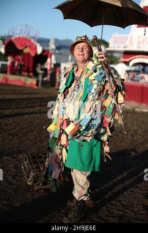 Malcolm Green, der selbsternannte König von Glastonbury beim Glastonbury Festival 2016 auf der Worthy Farm, Somerset. Herr Green trägt Etiketten, die Wünsche von Festivalbesuchern tragen, die seit mehr als 20 Jahren kommen, von denen viele, so sagt er, in Erfüllung gehen. Stockfoto