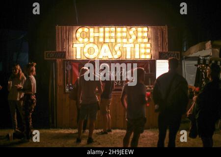 Eine Nacht Blick auf einem Käse Toastie Stand auf Latitude. Allgemeine Ansichten am 2. Tag beim 2016 Latitude Festival in Southwold, Suffolk Stockfoto