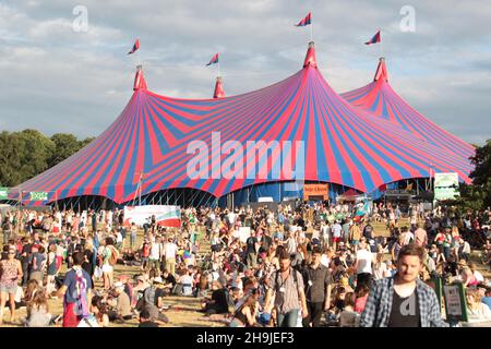 Ein Blick auf das BBC 6Music Zelt und den Hauptbereich des Latitude Festivalstandorts. Allgemeine Ansichten am 2. Tag des Latitude Festivals 2016 in Southwold, Suffolk Stockfoto