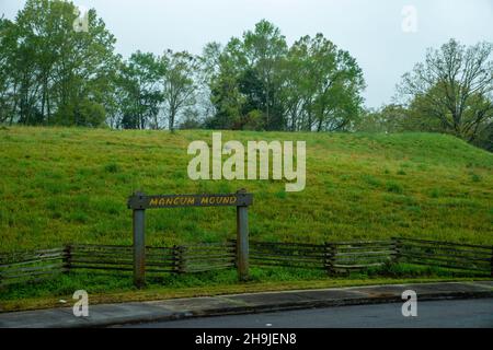 Magnum Mound, ein Hügel der Ureinwohner Amerikas, entlang des Natchez Trace Parkway, in der Nähe von Port Gibson, Mississippi, USA. Stockfoto