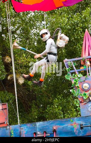 Emily Essery von der Theaterkampfgesellschaft Enfants Terribles, die das fantastische Flying Exploratory Laboratory beim Latitude Festival 2016 aufführt Stockfoto