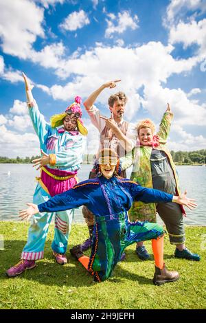 Die Besetzung der Theaterkomanie Enfants Terribles (l-r im Uhrzeigersinn: Dominic Allen, Phillip Bosworth, Lizzy Dive und Emily Essery) posiert für Fotos, bevor sie das fantastische Flying Exploratory Laboratory beim Milton Keynes IF Festival 2016 aufführt (Anmerkung der Redaktion: Dieses Bild wurde für Werbezwecke bearbeitet) Stockfoto