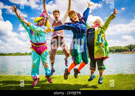 Die Darsteller der Theaterkommissie Enfants Terribles (l-r: Dominic Allen, Phillip Bosworth, Emily Essery und Lizzy Dive) posieren für Fotos, bevor sie das fantastische Flying Exploratory Laboratory beim Milton Keynes IF Festival 2016 aufführen (Anmerkung der Redaktion: Dieses Bild wurde für Werbezwecke bearbeitet) Stockfoto