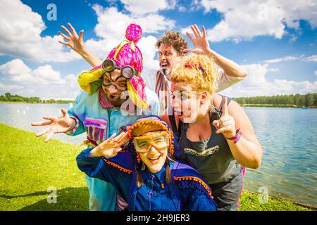 Die Besetzung der Theaterkomanie Enfants Terribles (l-r im Uhrzeigersinn: Dominic Allen, Phillip Bosworth, Lizzy Dive und Emily Essery) posiert für Fotos, bevor sie das fantastische Flying Exploratory Laboratory beim Milton Keynes IF Festival 2016 aufführt (Anmerkung der Redaktion: Dieses Bild wurde für Werbezwecke bearbeitet) Stockfoto