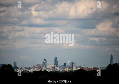 Blick auf die Skyline der City of London vom Richmond Park in London Stockfoto