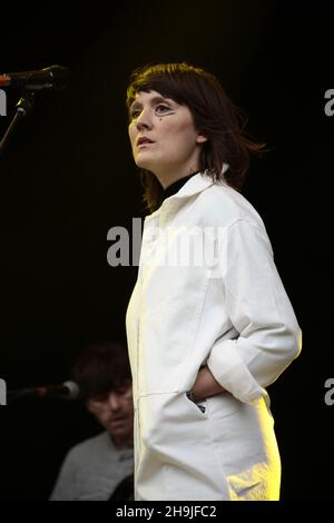 Cate le Bon tritt auf der Mountain Stage beim Green man Festival 2016 in den Brecon Beacons in Südwales auf. Bilddatum: Samstag, 20. August 2016. Bildnachweis sollte lauten: Richard Gray/ EMPICS Entertainment. Stockfoto