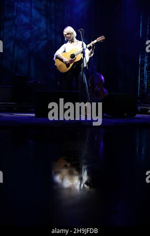 Laura Marling steht am Samstagabend auf der Mountain Stage beim Green man Festival 2016 in den Brecon Beacons in Südwales. Bilddatum: Samstag, 20. August 2016. Bildnachweis sollte lauten: Richard Gray/ EMPICS Entertainment. Stockfoto