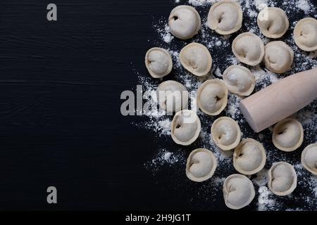 Traditionelle russische Pelmeni mit Fleisch. Frisch gebackene Rohkost Stockfoto